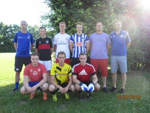 Sechs Spieler aus der A-Jugend (3 stehend, 3 hockend), zudem stehend ganz links Ansgar Schmees, zweiter von rechts Bernd Brümmer, ganz rechts Jürgen Rüther (Fußballsportwart)