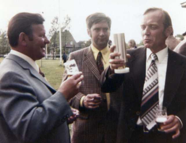 Artur Bartsch (li. und Walter Schwenker (re.) bei einem Pokalturnier im Jahre 1973. Der Herr in der Mitte ist Friedhelm Robben von Concordia Schöninghsdorf.