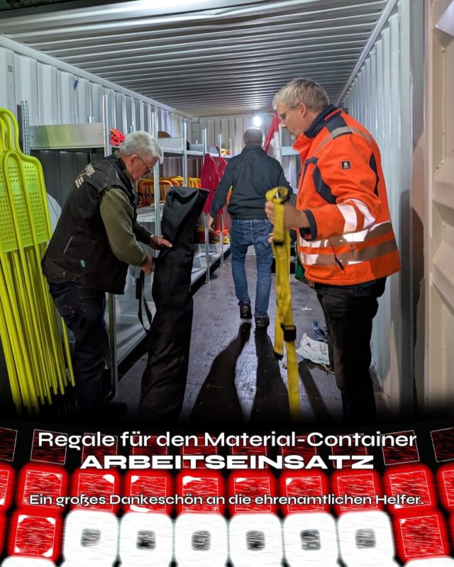 🛠️ ARBEITSEINSATZ - Regale für den Materialcontainer
Gestern Abend fand an der Sportstätte Fullen ein kleiner, aber wirkungsvoller Arbeitseinsatz statt. Während unsere @vfl_emslage_die_erste auf dem Platz ihr Training absolvierte, wurde parallel im Container am Spielfeldrand kräftig angepackt 💪.
Der Container, der für das Trainingsmaterial unserer Ersten und der D3 genutzt wird, wurde mit neuen Regalen ausgestattet 🧰. Dafür traf sich ein Teil der ehrenamtlichen Helfer der Ostkurve 👷 und übernahm den Aufbau. Während auf dem Rasen die Kicker schwitzten 🥵, legten Dieter, Andreas und Toto aus der Ostkurve ordentlich los. Unterstützt wurden sie dabei von Michael 🤝.
👉 Die Beleuchtung wird “nachgeliefert”. 👈
Nach knapp 90 Minuten war das Regal fachgerecht montiert und einsatzbereit ✅ – das „Spiel“ der Helfer somit erfolgreich abgeschlossen. Die Erste hingegen ging in die Verlängerung ⏱️ und beendete ihr Training erst nach fast 120 Minuten 🛁.
Ob die neuen Regale auch sportlich motivieren, könnt ihr am kommenden Sonntag um 15:00 Uhr beim Heimspiel gegen den SV Veldhausen 07 selbst beurteilen. Ihr seid alle herzlich eingeladen - und bringt gute Laune mit.
Ein herzlicher Dank geht an die engagierten Helfer für ihren freiwilligen Einsatz! Ganz nebenbei fanden sie es auch mal spannend, dem Trainerteam der Ersten bei der Arbeit zuzuschauen – Perspektivwechsel inklusive.
Danke, Ostkurve!
(miru)
#Ostkurve #Ehrenamt #fußball