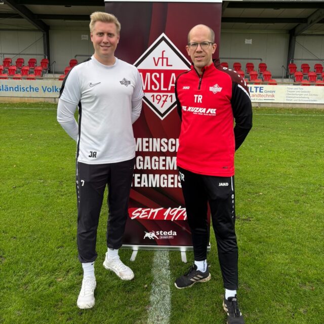 Die Fußballabteilung des VfL Emslage e.V. 1971 kann eine sehr wichtige Nachricht zum Abschluss der Hinrunde vermelden: Oliver Peters, Trainer des Bezirksligateams, hat sich entschieden, auch in der kommenden Saison an der Seitenlinie beim VfL zu stehen. Gleichzeitig freuen wir uns über die Verlängerung unseres Co-Trainers Johannes Reckers.
Diese Nachricht ist umso erfreulicher, da das Team inmitten eines gewaltigen Umbruchs steckt. Nach der letzten Saison wurden neun Spieler aus der ersten Mannschaft verabschiedet und mit talentierten Spielern aus der zweiten Mannschaft und der A-Jugend verstärkt. Das stark verjüngte Team hat trotz des Umbruchs einige beachtenswerte Spiele in der Hinrunde absolviert.
Der Weg nach vorne ist klar: Das ehrgeizige Trainerteam will mit der jungen Mannschaft eine gute Rückrunde spielen. Was dabei am Ende herauskommt, wird der Tabellenstand am letzten Spieltag zeigen.
Parallel dazu wird ein schlagkräftiges junges Team für die kommende Spielzeit aufgebaut. Darüber werden wir in den nächsten Tagen und Wochen berichten.
Heute freuen wir uns ungemein, dass wir euch, Oliver und Johannes, auch in der kommenden Saison an der Seitenlinie beim VfL sehen werden. Wir wünschen euch weiterhin viel Spaß und Erfolg und freuen uns auf viele gute Fußballspiele eures Teams.
(hebl)