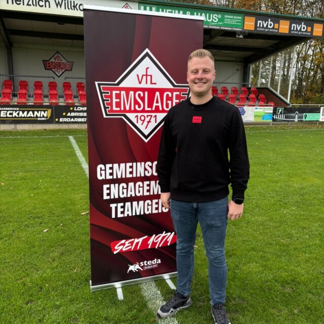 Die Fußballabteilung des VfL Emslage e.V. 1971 freut sich, eine weitere positive Nachricht bekannt zu geben: Dennis Bahns wurde als Beisitzer in den Vorstand berufen und wird gemeinsam mit Rainer Schepergerdes, Thomas Jakobs und Werner Rühlmann den Seniorenfußball im Vorstand verantworten. Darüber hinaus hat er sich bereit erklärt, sich im kommenden Sommer zur Wahl des Leiters Seniorenfußball zu stellen.
Dennis war bis zur letzten Saison ein wichtiger Leistungsträger der ersten Mannschaft des VfL. Aufgrund beruflicher Verpflichtungen konnte er jedoch nicht mehr regelmäßig am Trainingsbetrieb teilnehmen. Umso mehr freuen wir uns, dass wir mit seiner Ernennung einen wichtigen Baustein für die Zukunft des Seniorenfußballs beim VfL setzen konnten.
Dennis ist voller Tatendrang und bereits aktiv in die Planung für die kommende Saison eingebunden.
Dennis, wir freuen uns sehr, dich an Bord zu haben und wünschen dir viel Spaß und Erfolg bei deinen neuen Aufgaben.
(hebl)