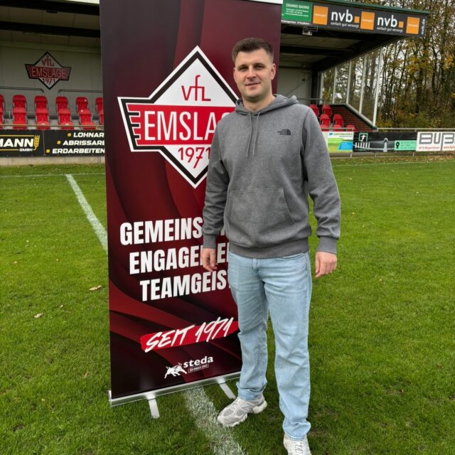Willkommen zu Hause, Jens! Der VfL Emslage e.V. 1971 freut sich, Jens Brand in unseren Reihen begrüßen zu dürfen. Jens wird das Trainerteam der ersten Mannschaft in der kommenden Saison verstärken.
Einige Jahre trainierte er sehr erfolgreich Jugendmannschaften in der JSG Union Meppen/VfL Emslage, bevor er in die Jugendabteilung nach Rheine wechselte. Anschließend machte er sich einen Namen als erfolgreicher Jugendtrainer in der JSG Meppen/Teglingen/Schwefingen.
In der ganzen Zeit hat er sein Herz für den VfL Emslage nie verloren. Deshalb freuen wir uns sehr darüber, dass Jens seine ersten Erfahrungen im Seniorenfußball beim VfL Emslage sammeln wird. Unter der Leitung von Oliver Peters wird er fester Bestandteil des Trainerteams sein und seine Ideen und Erfahrungen einbringen. Hierbei kommt ihm zugute, dass er bereits einen großen Teil des heutigen Kaders in der Jugend trainierte. Jens, herzlich willkommen an Bord! Wir freuen uns bereits jetzt auf die gemeinsame Zeit mit dir.
Anfang Dezember werden wir noch einmal gesondert über die Zusammenstellung des kompletten Trainer- und Betreuerteams berichten, wenn bis dahin alle Gespräche abgeschlossen sind.
(hebl)