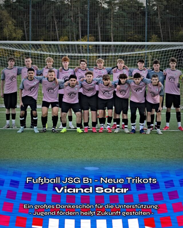 🏅🤝 SPONSORING - Neue Trikots für unsere JSG B1

Viktor Viand, Vater von Spieler Lukas und Inhaber von Viand Solar, wollte der Mannschaft gerne neue Trikots spendieren – ein Angebot, das wir natürlich nicht ausschlagen konnten!

Daraufhin wurde intern @jsg_unionmeppen_emslage_u17 eine Abstimmung über mögliche Farben und Designs gestartet. Nach der ersten Runde blieben vier Modelle übrig. In der finalen Abstimmung setzte sich schließlich das Jako-Trikot in Rosa/Grau durch.
Neben den neuen Trikots haben wir außerdem komplett neue Stutzen erhalten; Ausreichend Hosen waren noch vom vorherigen Satz vorhanden.

Ein großes Dankeschön an Viand Solar für diese unerwartete und großzügige Unterstützung. Es ist schön, solche engagierten Sponsoren an unserer Seite zu haben.

Die JSG B1 bedankt sich herzlich und wird in der kommenden Saison in der Bezirksliga in den neuen Trikots auflaufen!

Vielen Dank
Eure B1

Text von Andreas

Auch wir sagen: Vielen Dank für euren Support, denn Jugend fördern heißt Zukunft gestalten.

(miru)
