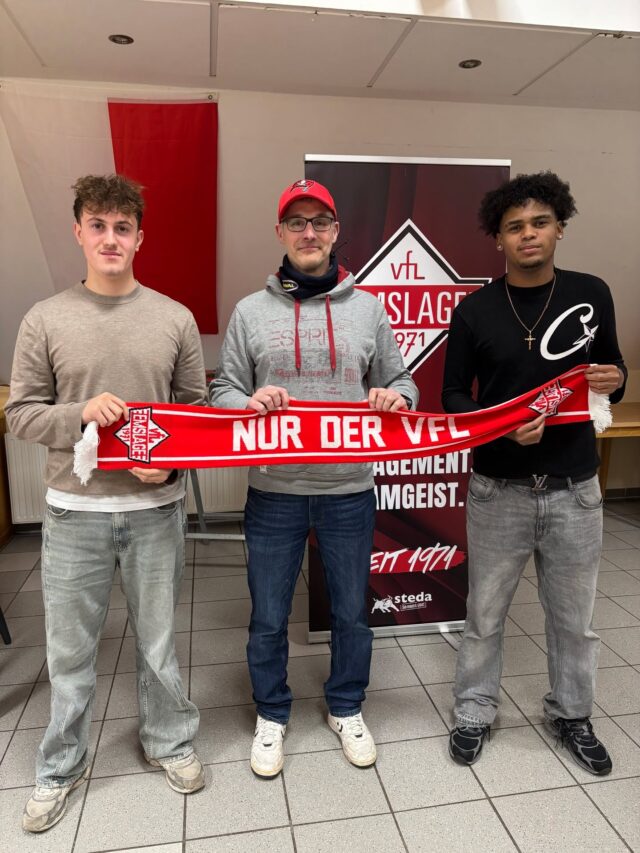 ⚽ Nachwuchskräfte verstärken Zweite! 💪
Heute haben wir eine erfreuliche Nachricht zu vermelden: Jonas Grote und Joao Paulo Ferreira Lima werden in der kommenden Saison die Zweite des VfL verstärken. Beide sind absolute Stammspieler in der A-Jugend der JSG VfL Emslage/Union Meppen. Mike Schippers freut sich auf die Zusammenarbeit mit den beiden Talenten und sieht viel Entwicklungspotential bei beiden Spielern. Jonas und Paulo, wir freuen uns darauf, euch in der kommenden Saison weiterhin beim VfL zu sehen. 🚀👏
#VfLEmslage #GemeinsamStark #Fußball #Teamgeist #WirsindderVfL