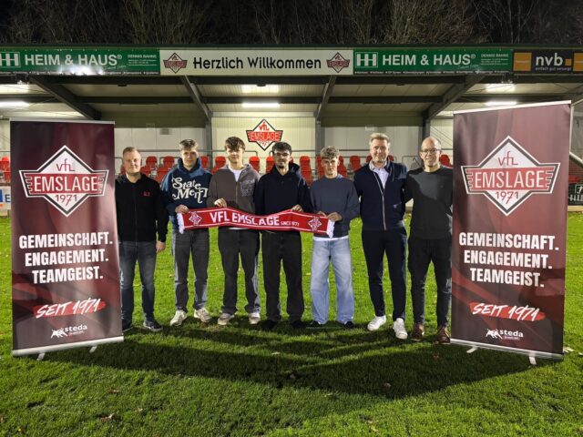 🎉Kaderplanung die Fünfte – Talente verstärken die Erste des VfL! 🎉
Henrik Lüken, Hannes Brink und Rene Bruns wechseln zur kommenden Saison aus der eigenen A-Jugend in die erste Mannschaft des VfL. Henrik und Hannes haben in der Hinserie bereits Spiele für die Erste absolviert und einen hervorragenden Eindruck hinterlassen. Rene wird das Team mit seiner athletischen Spielweise spätestens zur nächsten Saison verstärken.
Darüber hinaus freuen wir uns ungemein, dass Silas Bahns ab der kommenden Saison wieder das Trikot seines Heimatvereins tragen wird. Silas spielt aktuell in der A-Jugend der JSG Teglingen/Meppen/Schwefingen und hat sich dort zu einem absoluten Leistungsträger entwickelt. Er darf in der kommenden Saison noch in der A-Jugend auflaufen, wird aber regelmäßig mit dem Team der Ersten trainieren und nach Möglichkeit auch Spiele absolvieren.
Wir freuen uns sehr, dass wir unser Team mit diesen vier außergewöhnlichen Talenten verstärken können. Viel Spaß und Erfolg, Henrik, Hannes, Rene und Silas! ⚽💪
#VfLEmslage #Talente #Fußball #Verstärkung #Teamgeist #GemeinsamStark #WirsindderVfL #GuteBesserungHenrik