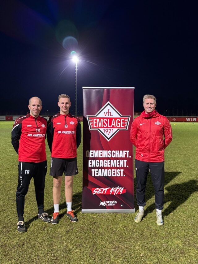 Simon Dreyer rückt im Sommer aus der zweiten Mannschaft in die Erste auf 🙌
Nach einer langen Verletzung hat sich der zentrale Mittelfeldspieler zum Stamm und Leistungsträger entwickelt. Jetzt folgt der verdiente nächste Schritt.
Ein starkes Zeichen für die Entwicklungsarbeit in der zweiten Mannschaft💪
Wir freuen uns auf deine ersten Minuten in der Ersten und wünschen dir weiterhin viel Erfolg in der Rückrunde mit der zweiten Mannschaft! 🔥
#VFLEmslage #Meppen #WirsindderVfL #Nachwuchsarbeit #nächsterschritt #Fußball #Teamgeist ⚽️❤️