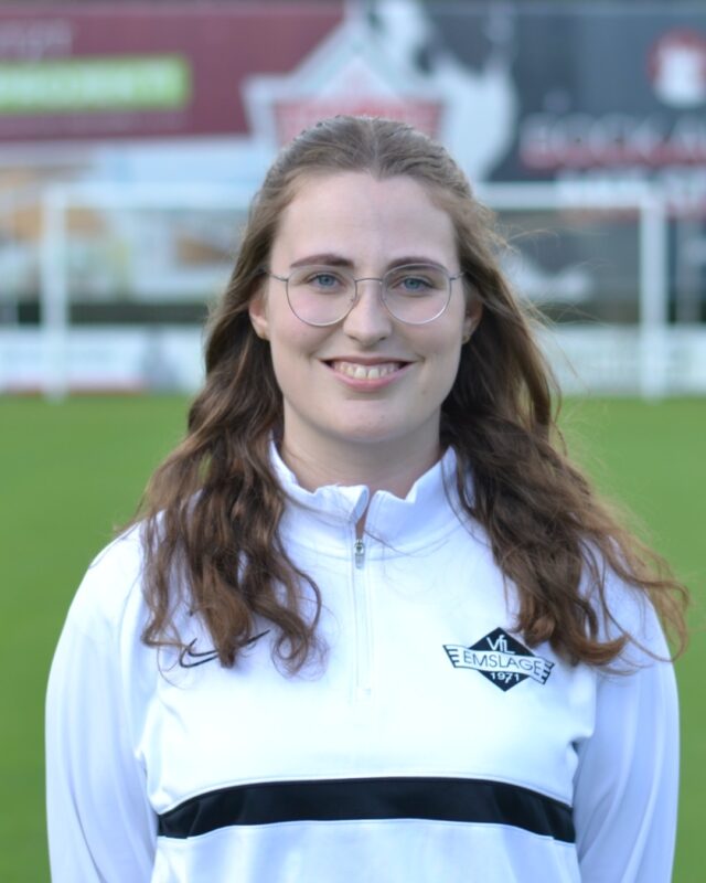 🔴⚪ Trainerteam komplett – VfL Emslage bestens aufgestellt! ⚽️
Nachdem wir bereits bekannt geben konnten, dass Oliver Peters, Johannes Reckers und Jens Brand in der kommenden Saison an der Seitenlinie stehen, freuen wir uns sehr, dass nun auch Michael Niemeyer und Tim Beerling sich entschieden haben, Teil des Trainerteams zu bleiben 🙌
Damit ist der VfL für die neue Saison hervorragend aufgestellt! ✅
Abgerundet wird die gute Nachricht durch den Verbleib von Sophie Tegeder, die sich weiterhin um die Gesundheit unserer Spieler kümmern wird 💪🩺
Wir freuen uns auf die kommende Saison und wünschen dem gesamten Team viel Erfolg und Spaß! 🍀🔥
#VfLEmslage #Meppen #trainerteam #NeueSaison #Teamwork #Verein #Fußballliebe ⚽️❤️