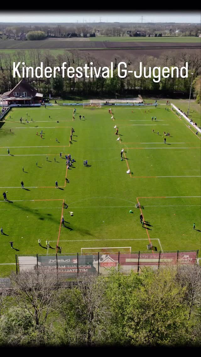 ⚽️FUSSBALL - G1-Jugend - Kinderfestival

Am letzten Sonntag begann unser Super Sonntag mit einem echten Highlight: Dem Kinderfestival der G1-Jugend, das pünktlich ‪um 11:00 Uhr‬ an den Start ging. Bei strahlendem Sonnenschein und bester Laune wurde das Event zu einem vollen Erfolg. Fast 90 motivierte Kinder standen auf dem Platz, bereit, ihr Bestes zu geben und den Ball im Netz des Gegners zappeln zu lassen ⚽️✨.

Gespielt wurde im bekannten Funino-Format, das vielen aus der F-Jugend bekannt ist. In diesem Format werden kleine, schnelle Spiele auf kleinen Feldern ausgetragen, die den Kindern jede Menge Spaß und Action bieten.

Insgesamt nahmen 16 Mannschaften teil, die auf acht Spielfelder verteilt wurden.
Jede Mannschaft trat in vier spannenden Partien an, bevor eine wohlverdiente Pause für eine kleine Erholung sorgte. Danach ging es dann in den Endspurt, in dem noch einmal drei aufregende Spiele auf dem Programm standen. Die Kinder zeigten durchweg tollen Einsatz und freuten sich über jede Gelegenheit, ihr Können unter Beweis zu stellen 💪⚽️.

Am Ende des Kinderfestivals gab es eine gemeinsame Verabschiedung aller Teams, bei der alle Kinder für ihren tollen Einsatz gefeiert wurden 🏆🎉. Das Event war nicht nur für die jungen Kicker ein riesiger Spaß, sondern auch für die Coaches, Eltern und Fans ein echtes Erlebnis.

Dies wäre jedoch nicht ohne die tatkräftige Unterstützung vieler engagierter Helfer möglich gewesen, die das Event perfekt organisiert und durchgeführt haben 👏.
Ein großes Dankeschön an alle Beteiligten, die dazu beigetragen haben, dass dieser Tag unvergesslich wurde! Wir freuen uns schon auf die nächsten tollen Events. 👏🎉

(miru)

© VfL Emslage e.V. 1971 - Alle Rechte vorbehalten