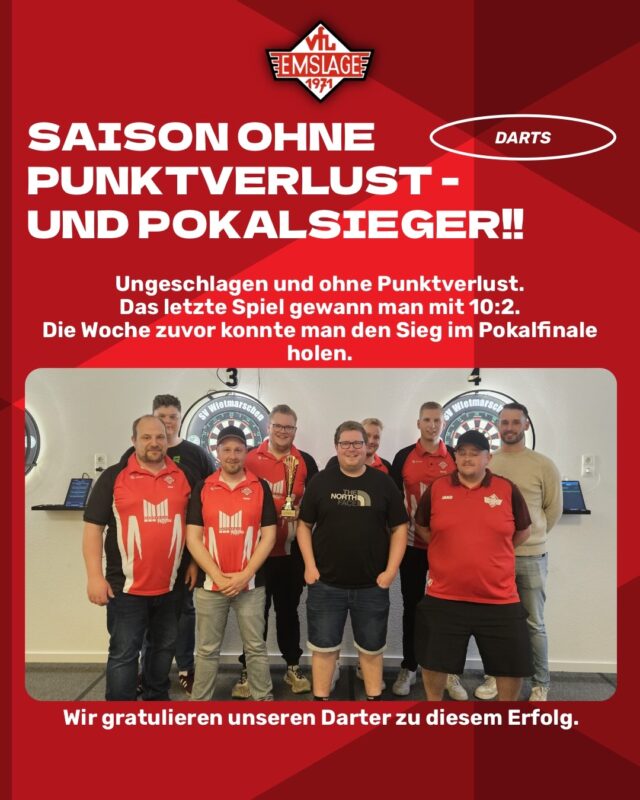 🎯DARTS – Squad #1 – Perfekte Saison

Mit einem souveränen 10:2-Erfolg gegen RK Wilsum haben unsere Darter ihre historische Saison perfekt gemacht. Damit beendet das Team die Spielzeit mit unglaublichen 17 Siegen aus 17 Spielen und bleibt sowohl in der Liga als auch im Pokal ohne Punktverlust.

Bereits vier Spieltage vor Saisonende stand die Meisterschaft fest, doch die Mannschaft ließ auch im letzten Ligaspiel nichts anbrennen und krönte eine außergewöhnliche Saison mit dem perfekten Abschluss.

Auch im Pokal zeigten die Darter ihre Klasse und sicherten sich mit einem starken 10:2-Finalsieg gegen SuSa Darts den Titel in Wietmarschen. Auf dem Weg zum Pokalsieg wurden außerdem Grenzland Twist, Black Nights, Olympia Laxten B und Q-Darts bezwungen.

Damit die Leistung der Jungs nicht zu kurz kommt, hier mal eine Übersicht der geworfenen Highlights im Pokalfinale: 🎯 3x 180 🎯 Highfinish 146 🎯 1x 15-Darter 🎯 2x 17-Darter 🎯 3x 18-Darter

Die Erfolgsgeschichte geht weiter: Aufgrund der starken Entwicklung wird die Dartabteilung in der kommenden Saison erstmals mit zwei Mannschaften an den Start gehen. Während eine Mannschaft weiterhin in der Hobbyliga spielt, wird zusätzlich ein Team in der DVWE-Liga gemeldet.

Eine Saison für die Vereinsgeschichte! ❤️🤍

Wir gratulieren zum Double. Weiterhin viel Erfolg und BRING IT ON!

Text und Bilder von Jonas.

(miru)

© VfL Emslage e.V. 1971 – Alle Rechte vorbehalten