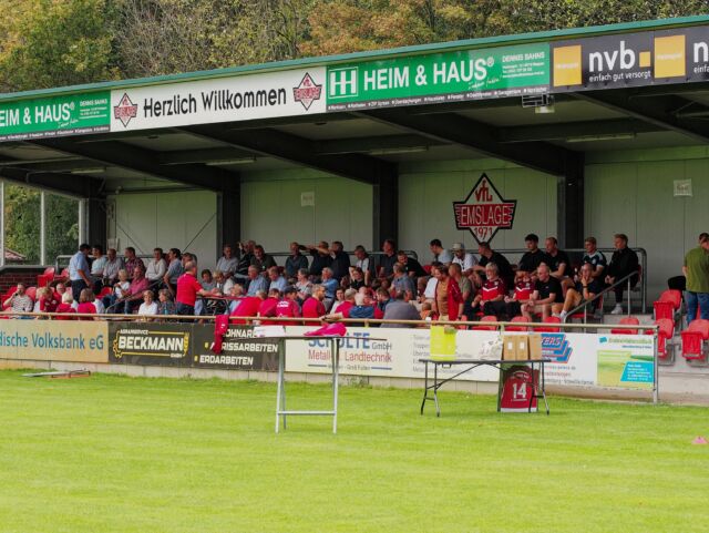 📣 Mitgliederversammlung 2026 beim VfL Emslage 🔴⚪
Ein erfolgreicher Abend mit vielen positiven Nachrichten für unseren Verein! 🎉
Mit aktuell über 1.580 Mitgliedern wächst der VfL Emslage weiter. Unsere Sparten Fußball, Handball, Turnen, Tennis, Tischtennis, Darts und Boule entwickeln sich hervorragend und konnten zahlreiche sportliche Erfolge feiern. 💪🏆🏗️
Auch bei der Infrastruktur geht es voran: Die neue Wetterschutzhütte in Rühlerfeld wurde erfolgreich eingeweiht. Für den Neubau der Umkleiden in Fullen ist die Fertigstellung im kommenden Jahr geplant. Zudem wurde ein Antrag auf die Erneuerung der Tennisplätze zu Ganzjahresplätzen inklusive Flutlichtanlage gestellt.
🗳️ Bei den Vorstandswahlen wurde Herbert Blaauw als 1. Vorsitzender wiedergewählt. Neu gewählt wurden Stefan Fischer als Kassenwart und Dennis Bahns als Leiter Seniorenfußball. Herzlichen Glückwunsch und viel Erfolg bei den kommenden Aufgaben! 👏
🏅 Zudem konnten zahlreiche Mitglieder für ihre langjährige Vereinstreue geehrt und verdiente VfLer zu Ehrenmitgliedern ernannt werden. Details folgen.
❤️ Ein besonderer Dank galt den scheidenden Vorstandsmitgliedern Hermann Schepergerdes, Rainer Schepergerdes und Thomas Jakobs, die unseren Verein über viele Jahre mit großem Engagement geprägt haben.👏 Danke an alle Ehrenamtlichen, Trainer, Betreuer, Sponsoren und Mitglieder. Gemeinsam bewegen wir den VfL Emslage und freuen uns auf die kommenden Projekte und Herausforderungen! 🚀🔴⚪
#VfLEmslage #Mitgliederversammlung #Ehrenamt #Vereinsleben #Meppen