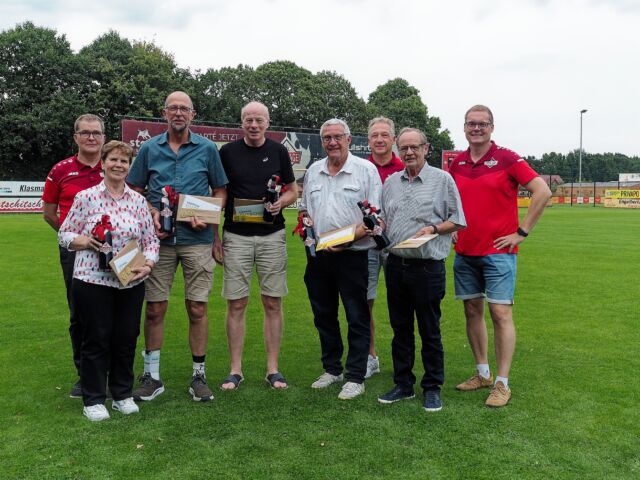 🏅 50 Jahre Treue zum VfL Emslage 🔴⚪
Ein besonderer Moment unserer Mitgliederversammlung war die Ehrung unserer Mitglieder, die seit 50 Jahren Teil des VfL Emslage sind. Ein halbes Jahrhundert Vereinstreue ist alles andere als selbstverständlich und verdient höchste Anerkennung.
Unsere Jubilare haben die Entwicklung des Vereins über Jahrzehnte begleitet, Erfolge und Herausforderungen erlebt und den VfL mit ihrer Verbundenheit geprägt. ❤️🤝
Geehrt wurden:
Wolfgang Lakeberg, Werner Leigers, Franz-Josef Rothkötter, Veronica Fehrmann, Walburga Friese, Maria Schniders, Franz-Josef Lake, Dieter Bahns, Wilfried Hagen, Hermann-Josef Thyen, Heinz-Gerd Evers, Monika Lüken, Annelen Geertsema, Alwin Lake, Andreas Aepken, Norbert Bahns, Martin Lenz, Helmut Hülsmann, Wolfgang Bruns und Margret Baalmann.
Vielen Dank für eure außergewöhnliche Treue zum VfL Emslage. Ihr seid ein wichtiger Teil unserer Vereinsgeschichte. 👏🔴⚪
#VfLEmslage #50JahreMitgliedschaft #Jubilare #Vereinsleben #GemeinsamStark #NurderVfL #RotUndWeiß #Vereinstreue #Tradition #Emsland #Meppen