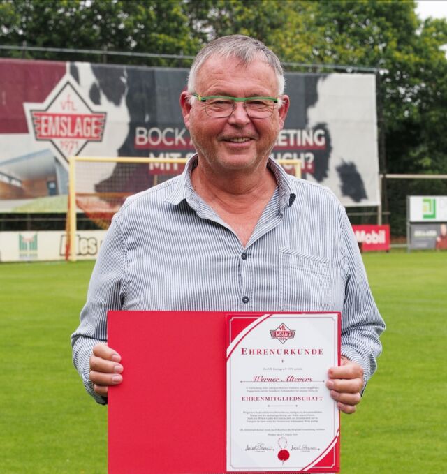 📸🔴⚪ Unsere Ehrenmitglieder auf der Webseite verfügbar ⚪🔴📸
Wie berichtet, wurden auf der diesjährigen Mitgliederversammlung auf Vorschlag des Ehrenrates Ehrenmitglieder ernannt.
Ehrenmitglieder sind Menschen, die sich über viele Jahre mit großem Engagement, viel Zeit und persönlichem Einsatz für unseren Verein verdient gemacht haben.
Die Fotos unserer Ehrenmitglieder findet ihr in diesem Beitrag oder auf unserer Webseite:
👉 https://www.vfl-emslage.de/ehrenmitglieder
Wir sind stolz und froh, solche Persönlichkeiten in unseren Reihen zu haben. ❤️🤍
#VfLEmslage #Ehrenmitglieder #Vereinsleben #Ehrenamt #RotWeiß #Danke #WirsindderVfL #Meppen