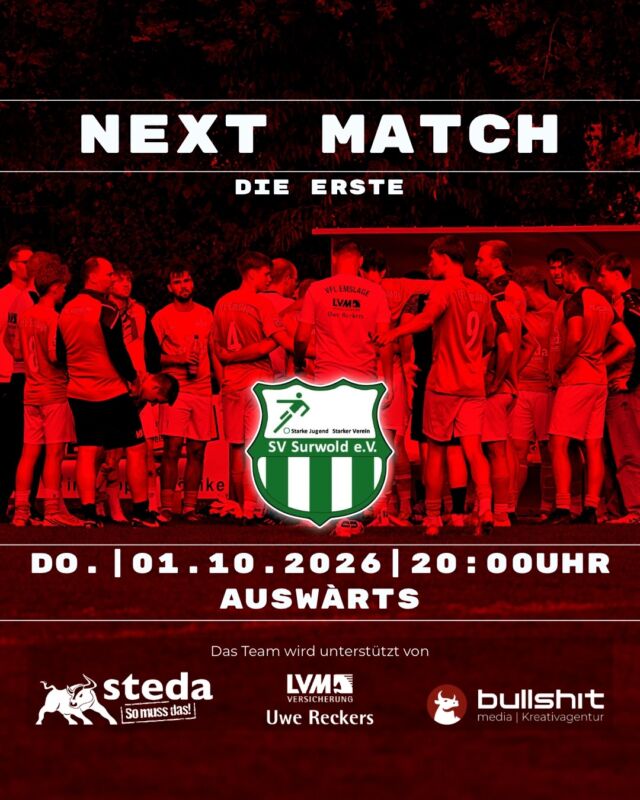 ⚽️ FUSSBALL - Die Erste - Gegner ist der SV Surwold

Eine kurze Woche steht für die @vfl_emslage_die_erste an: Nach einer Trainingseinheit geht es bereits ins nächste Spiel, anschließend bleibt der Rest der Woche frei. Umso größer könnte die Vorfreude auf die anstehende Partie gegen Surwold sein.

„Ich erwarte von den Jungs, dass sie richtig Lust auf das Spiel haben und mit Vorfreude in die Partie gehen“, blickt Oliver Peters auf die kommende Aufgabe. Surwold ist aktuell im vorderen Bereich der Tabelle platziert. Gleichzeitig zeigt sich die Liga in dieser Saison äußerst ausgeglichen. „Man sieht momentan, dass wirklich jeder jeden schlagen kann. Deshalb müssen wir von Beginn an voll da sein.“

In den vergangenen Spielen zeigte die Mannschaft immer wieder gute Ansätze, konnte diese Leistung allerdings noch nicht über die komplette Spielzeit abrufen. „Wir hatten jetzt mehrere Spiele, in denen wir nur eine Halbzeit so performt haben, wie wir uns das vorstellen. Genau das gilt es jetzt weiterzuentwickeln. Wir müssen es schaffen, diese Leistung über 90 Minuten auf den Platz zu bringen.“
Dass dabei auch die Einstellung und der Kopf eine entscheidende Rolle spielen, zeigte zuletzt das Heimspiel gegen Börger. Nach einer aus Sicht der Mannschaft enttäuschenden ersten Halbzeit kam das Team mit deutlich mehr Energie aus der Kabine. „Wir waren zur Halbzeit angefressen und mit unserer Leistung überhaupt nicht zufrieden. Wir sind dann mit Wut auf unsere eigene Leistung wieder rausgegangen. Die zweite Halbzeit war direkt viel aktiver und griffiger.“