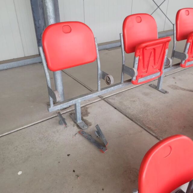 ❤️🤍 UNSERE SPORTSTÄTTE. UNSER VEREIN. UNSER ZUSAMMENHALT.
Leider wurden am Abend des 25.09.2026 auf unserer Tribüne zwei Sitze mutwillig zerstört und Müll hinterlassen.
Die Polizei war vor Ort und hat den Schaden aufgenommen. Strafantrag wurde gestellt.
👀 BITTE SCHAUT NICHT WEG!
Wenn ihr seht, dass jemand unsere Anlage beschädigt oder sich nicht respektvoll verhält:
👉 Sprecht uns an.
👉 Meldet, was ihr beobachtet habt.
👉 Schaut gemeinsam hin.
Denn nur gemeinsam können wir dafür sorgen, dass unsere Sportstätte ein Ort für alle bleibt. 🤝
💪 WIR SIND EIN VEREIN.
Wir trainieren hier.
Wir spielen hier.
Wir feiern hier.
Wir verbringen hier gemeinsam Zeit.
❤️ Lasst uns gemeinsam auf unsere Sportstätte achten und sie so erhalten, wie wir sie alle vorfinden möchten.
Zusammenhalt heißt auch: hinschauen, Verantwortung übernehmen und füreinander einstehen.
🙏 Danke, dass ihr mitmacht!