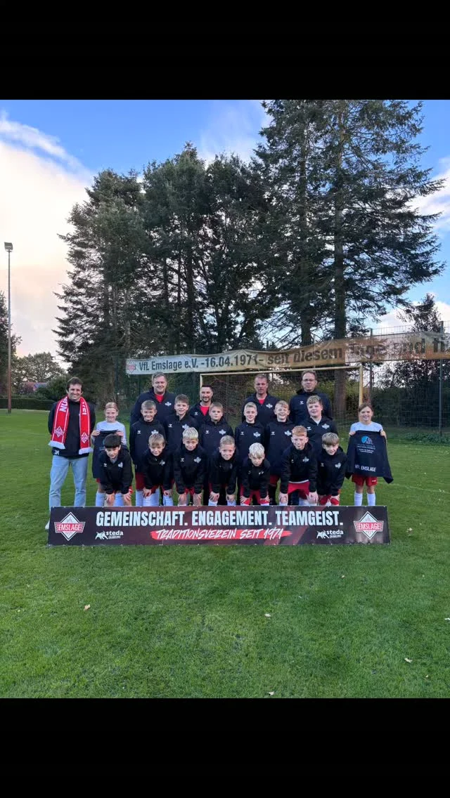 SPONSORING – Neue Regenjacken für unsere E1 🌧️⚽
 
Unsere E1 freut sich über neue Regenjacken! Das Ingenieurbüro Maric Statik aus Versen hat die Mannschaft und das Trainerteam mit neuen Jacken ausgestattet. Damit sind unsere Kids ab sofort auch bei typisch norddeutschem Schmuddelwetter bestens für Training und Spieltage gerüstet.
 
Die Übergabe der Regenjacken erfolgte durch den Inhaber Dejan Maric.
 
Als kleines Dankeschön für die großzügige Unterstützung überreichten unsere beiden Kapitäne Bastian Hagen und Leni Egbers die VfL-Chronik, einen VfL-Schal sowie eine kleine Aufmerksamkeit.
 
Die gesamte E1 und das Trainerteam bedanken sich herzlich bei Dejan Maric und dem Ingenieurbüro Maric Statik für das Engagement und die Unterstützung unserer Nachwuchsarbeit.
 
Denn Jugend fördern heißt Zukunft gestalten! ❤️🤍