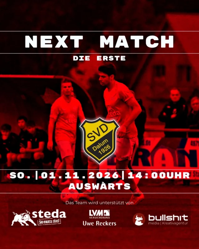 ⚽️ FUSSBALL - Die Erste - Gegner ist SV Dalum

Am Sonntag steht das Spiel unserer @vfl_emslage_die_erste gegen den amtierenden Tabellenführer an. Das gestrige Spiel konnte die Elf aus Dalum gewinnen. Es wird kein einfaches Spiel. Wie blickt unser Co-Trainer Jens Brand auf die anstehende Partie. Hier seine Einschätzung.

🗣️ „Der SV Dalum präsentiert sich aktuell in starker Form und steht verdient an der Tabellenspitze der Emslandliga. Besonders das schnelle Umschaltspiel und die Zweikampfstärke machen die Mannschaft zu einem unangenehmen Gegner.

🗣️ „Natürlich ist eine so lange Pause immer ärgerlich. Dennoch hatten wir intensive Trainingseinheiten. Diese Intensität gilt es am Sonntag mit ins Spiel zu nehmen.“

🗣️ „Wichtig wird sein, dass wir als Mannschaft kompakt verteidigen und immer wieder Nadelstiche nach vorne setzen.“

🗣️ „Aktuell müssen wir auf Jan Bolmer verzichten, der sich eine Fußverletzung zugezogen hat. Ansonsten können wir nahezu auf den kompletten Kader zurückgreifen. Ausgenommen die Langzeitverletzten“

Los geht es am 01.11.2026 um 14:00Uhr in Dalum. Kommt vorbei und unterstützt das Team.

(miru)

© VfL Emslage e.V. 1971 - Alle Rechte vorbehalten

#VfL1971